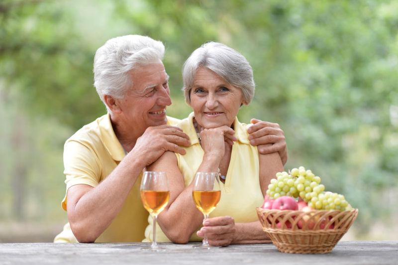 户外幸福的老年夫妇