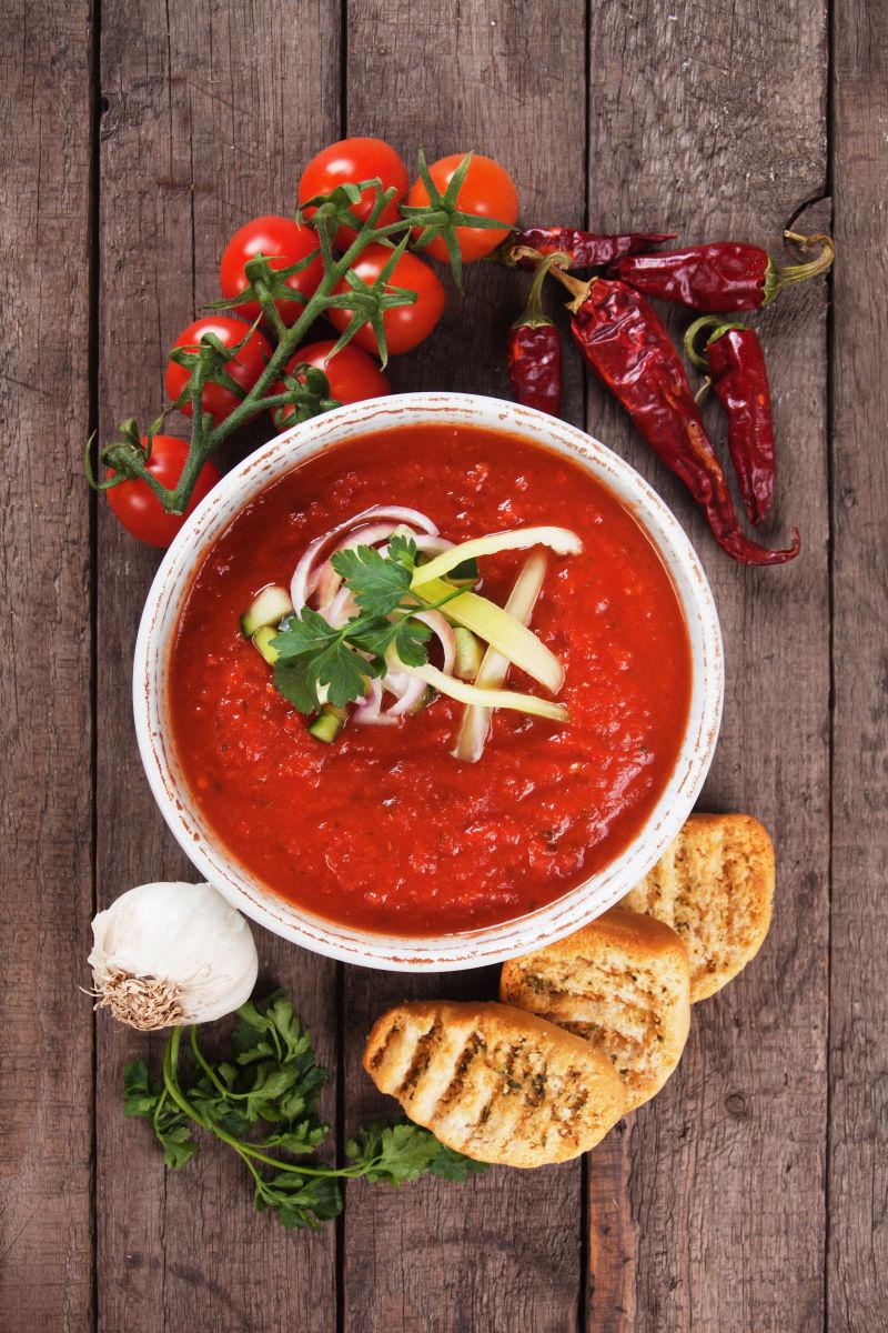 有大蒜和辣椒的番茄酱