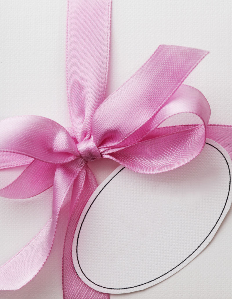 礼品盒的粉色丝带和礼品标签