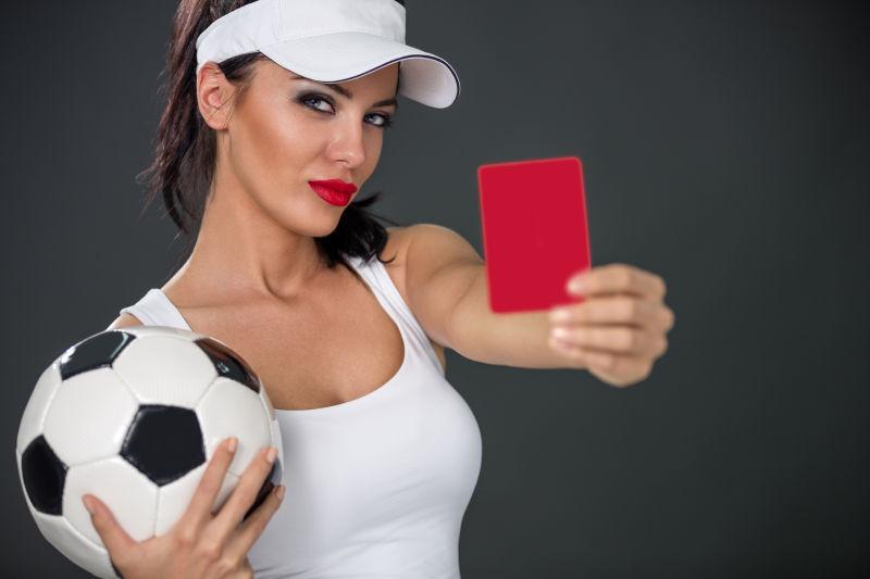 带着红牌的年轻漂亮的足球美女