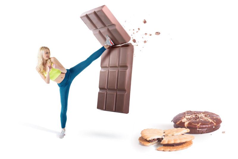 女人踢断巧克力