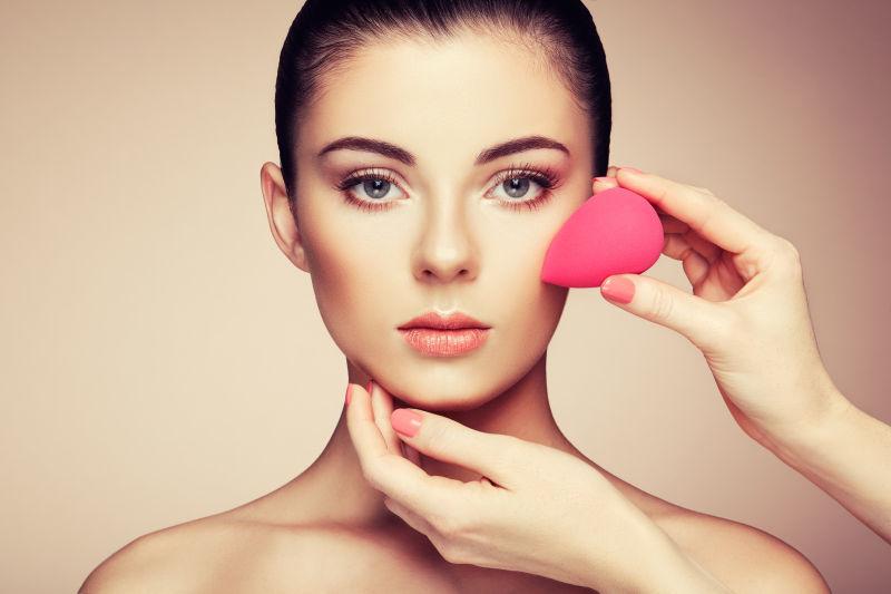 化妆师正在给模特化妆