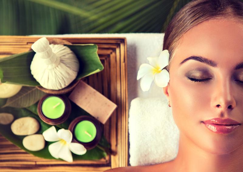 女孩在温泉沙龙放松一下