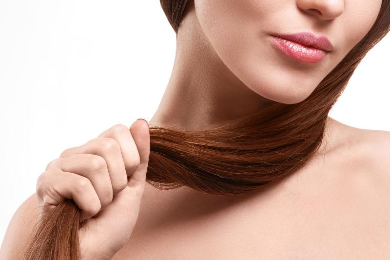 捏着自己秀发的美女