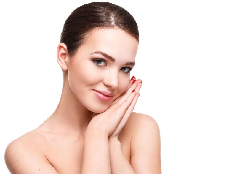 枕着自己双手的美女