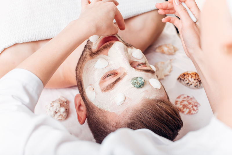 护理面部的帅哥