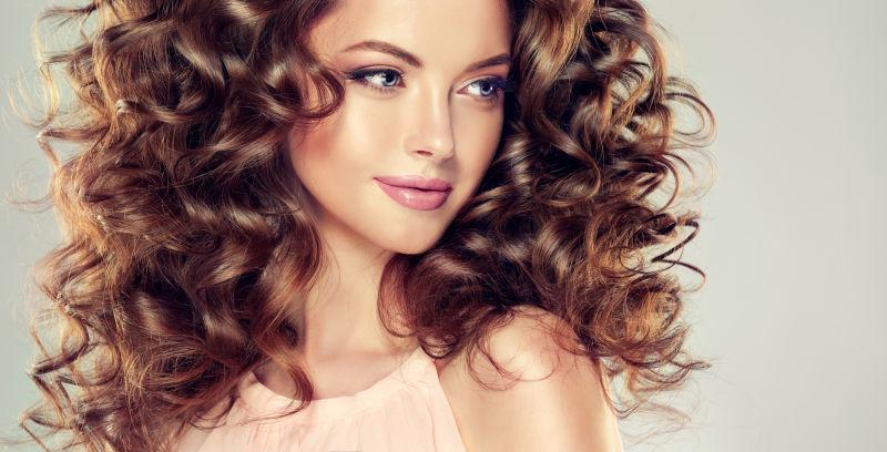 美丽的模特女孩波浪形发型