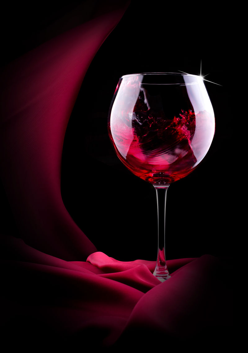 红酒与酒杯的图片唯美图片