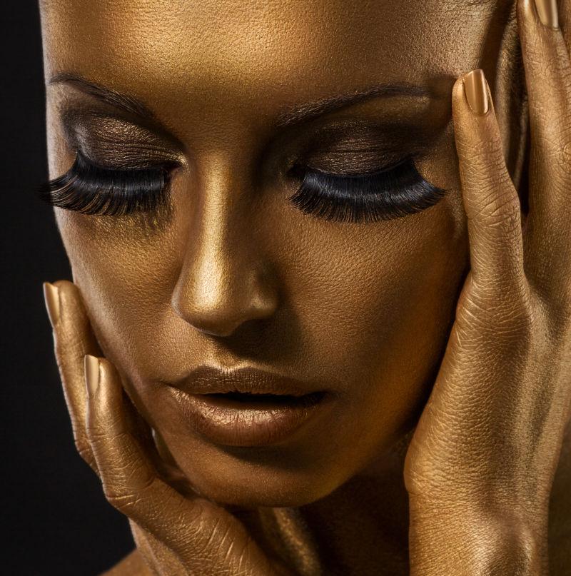 女人身上的金色皮肤