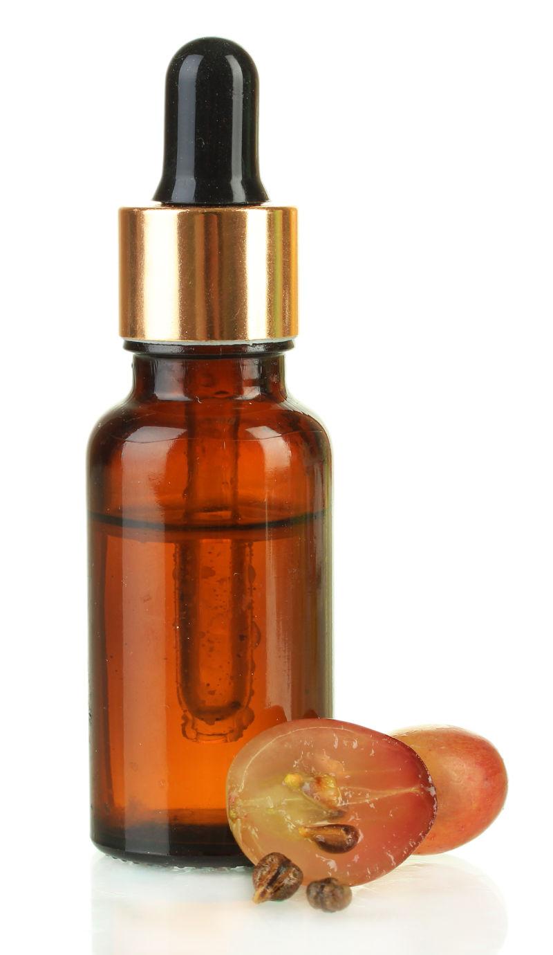 成熟的葡萄切片和葡萄籽油