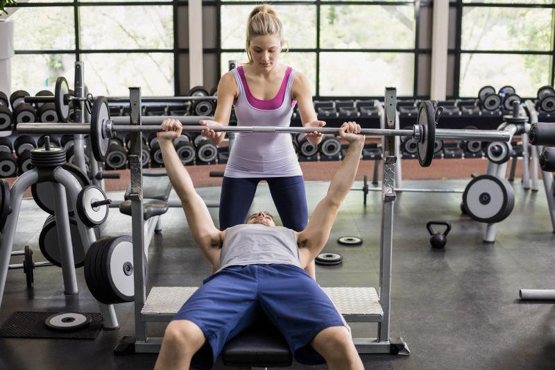 健身房锻炼的情侣