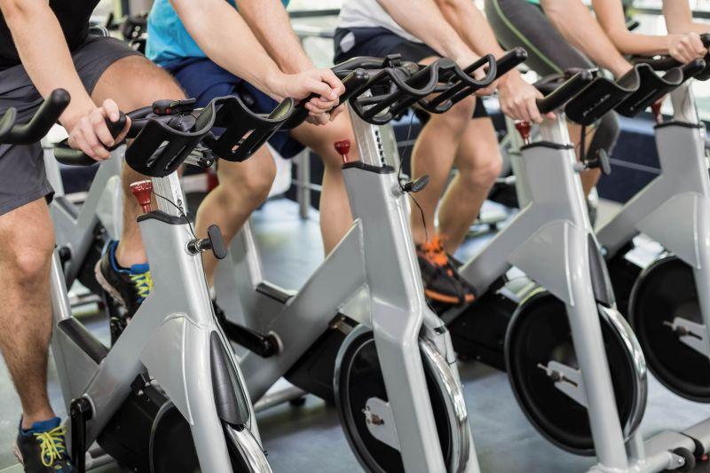 在健身车上锻炼的人