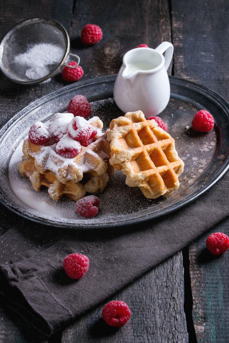 金属托盘上的比利时华夫饼配糖粉
