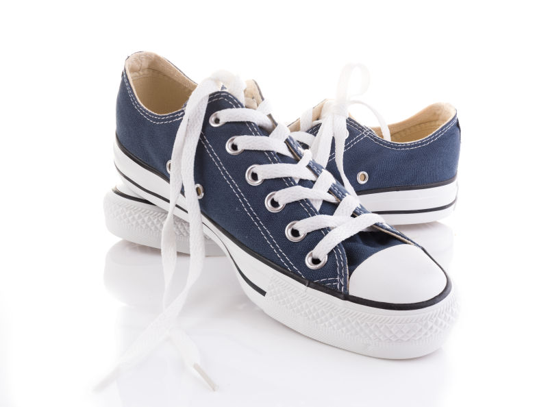 白色平台上的蓝色板鞋