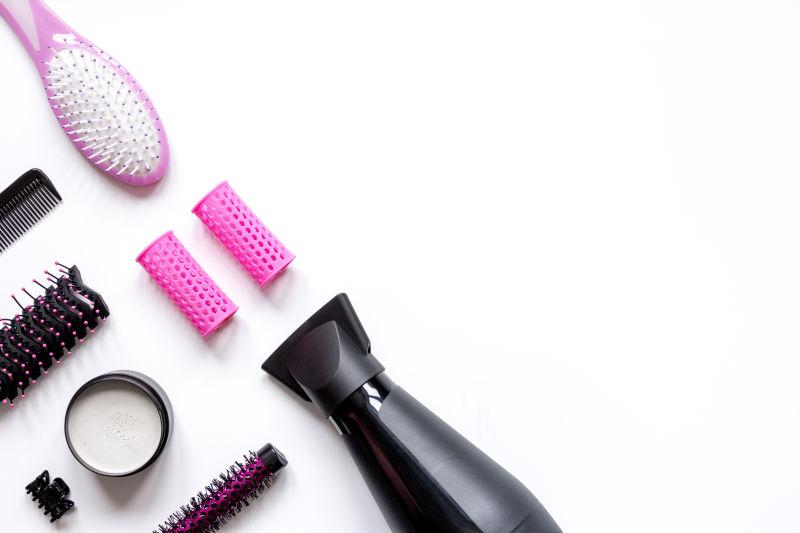 白色背景顶视图造型发型的准备