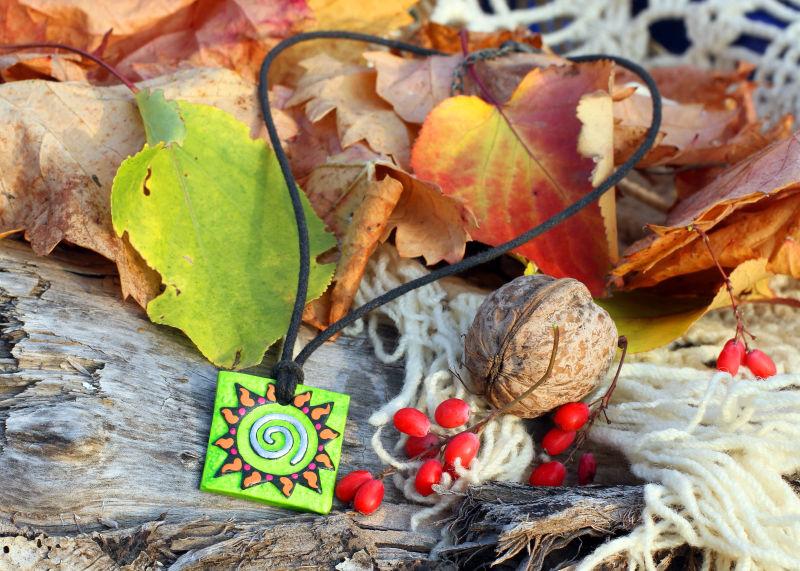 秋季背景下手工制作的神奇粘土护身符