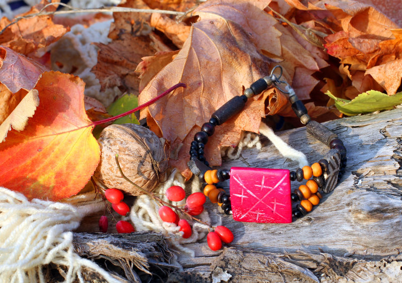 秋冬背景下的手工骨手镯