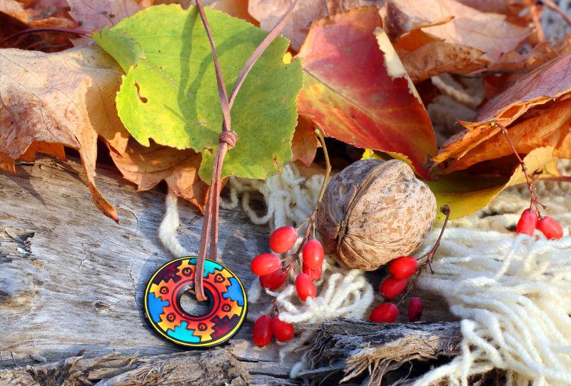 秋冬背景下的手工制粘土项链