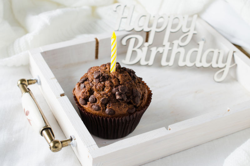 摆在抽屉中的小蛋糕上插着蜡烛