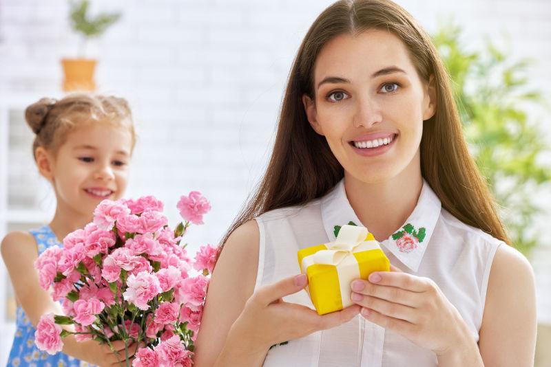 母亲和拿着鲜花的女儿