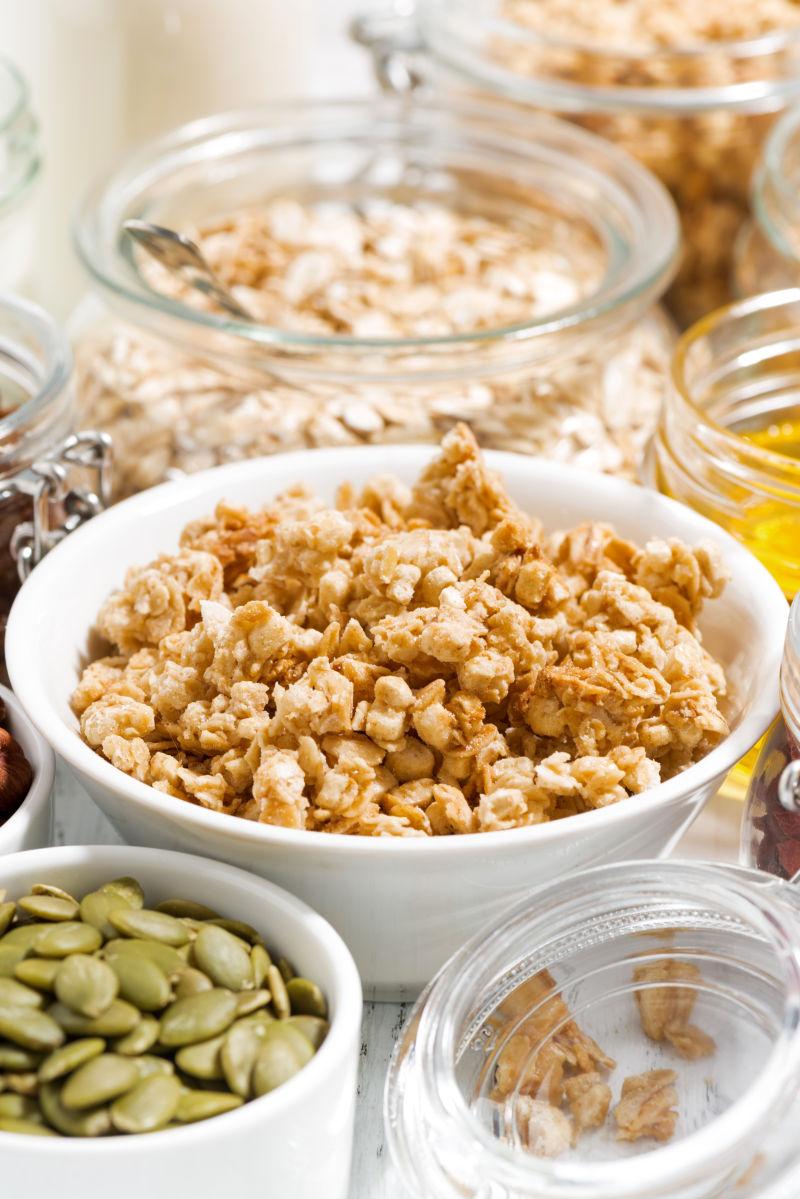 餐桌上的早餐食材