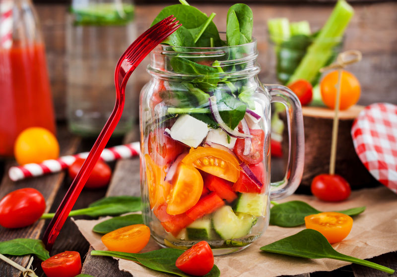 玻璃罐头里的新鲜蔬菜沙拉