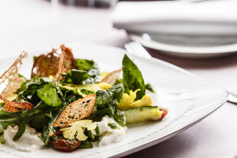 白色盘子里的蔬菜沙拉