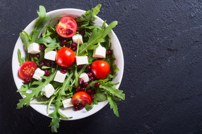 黑色背景上的鲜蔬沙拉