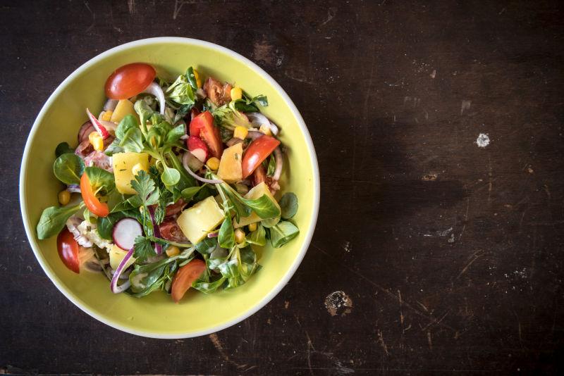 旧木板上的新鲜素菜沙拉