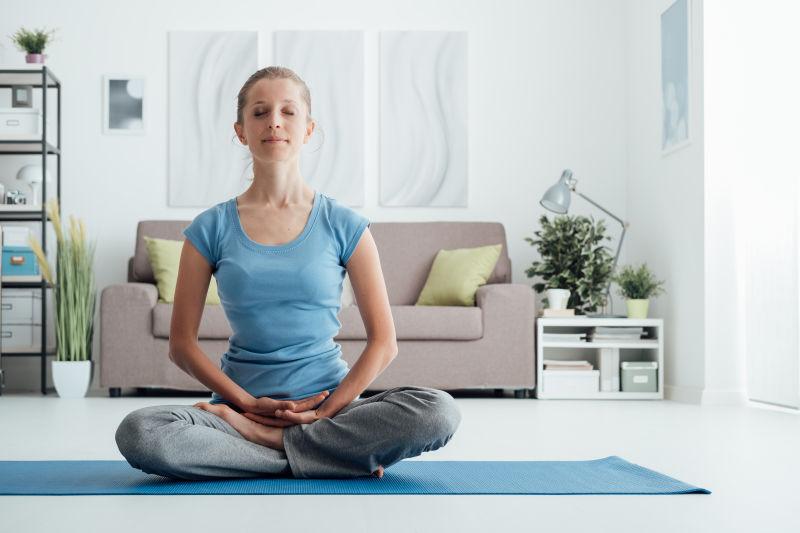 瑜伽垫上的女人