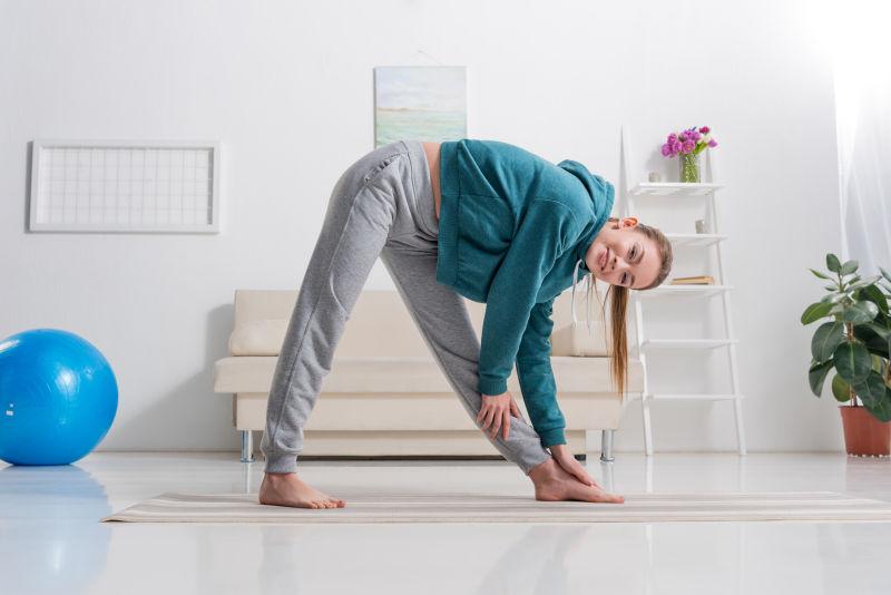 卧室里活动身体的美女