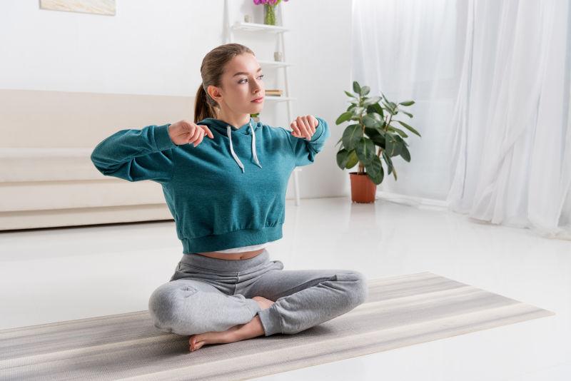 瑜伽垫上的年轻美女