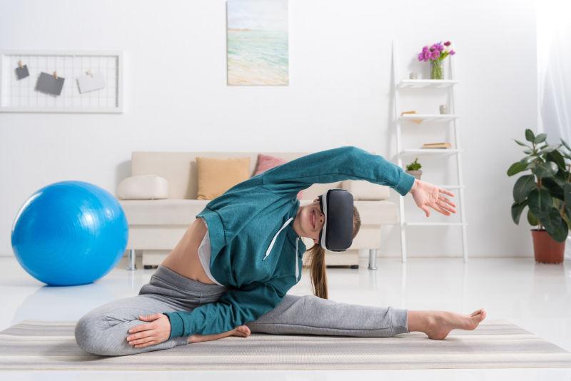 瑜伽上活动身体的女人