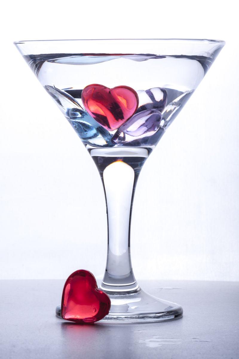 玻璃酒杯里的红色爱心饰品