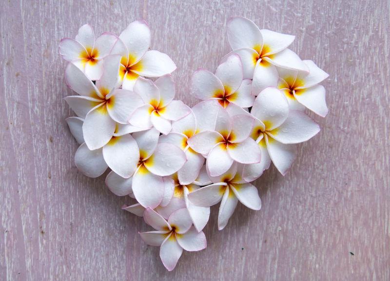 桌子上的美丽心形花朵