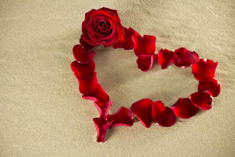 沙子上的心形玫瑰花瓣图案