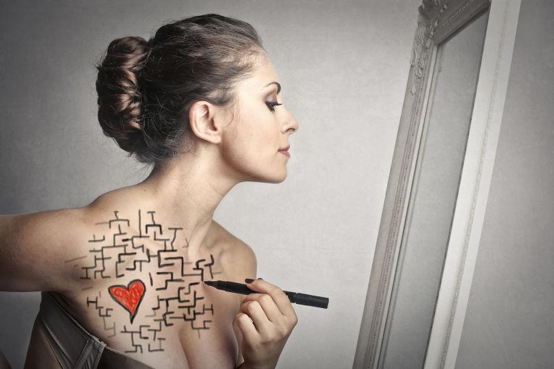 女子自己画纹身
