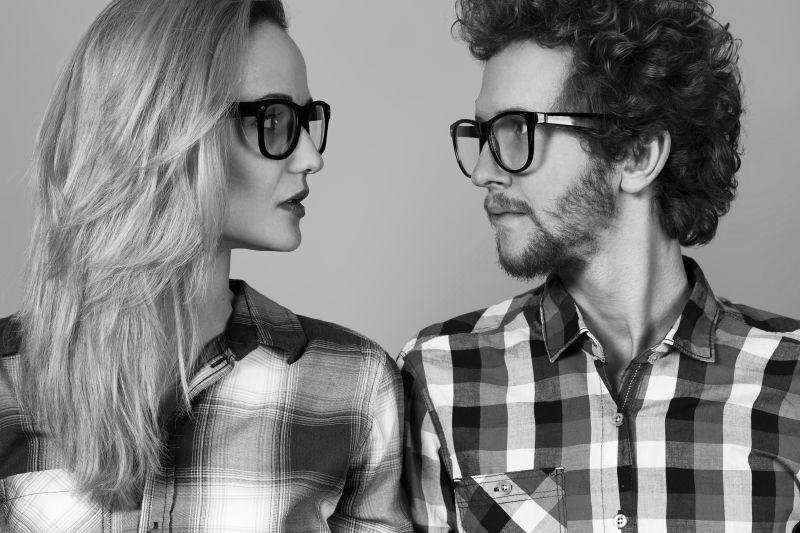 穿着休闲衬衫戴时尚眼镜的情侣夫妇