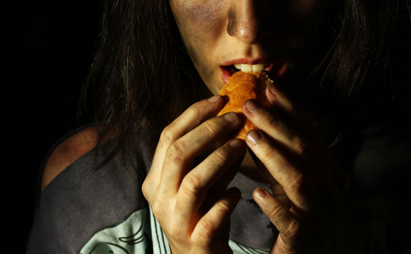 吃的面包的流浪汉