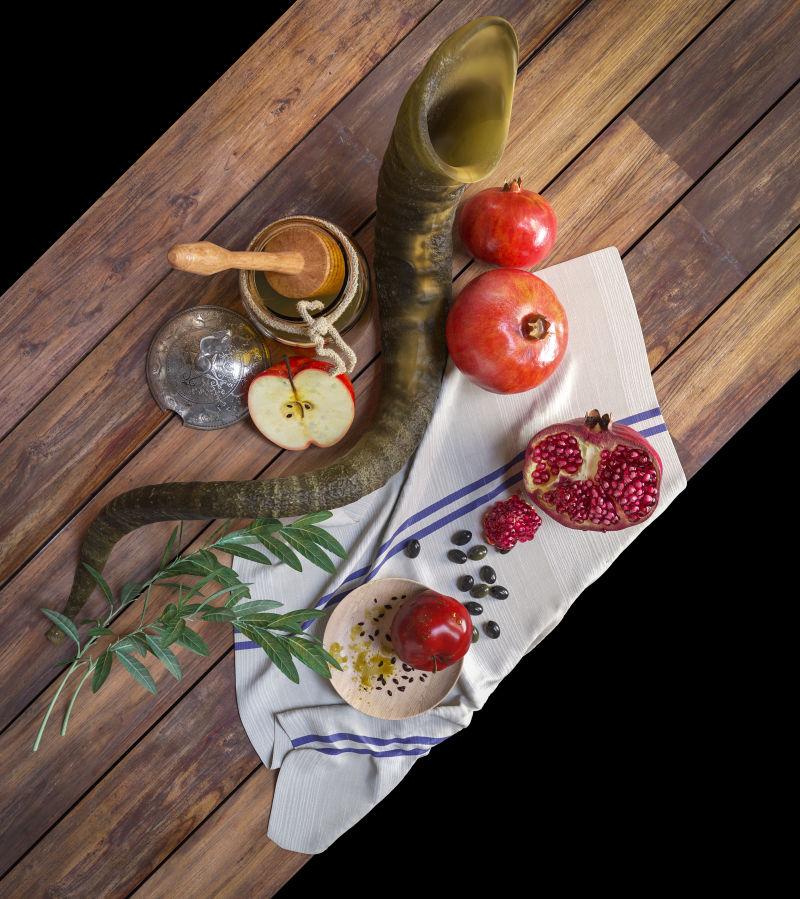 荷花蜜罐配苹果石榴