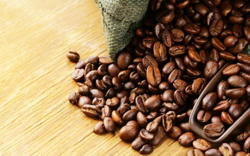 木制背景的天然有机咖啡豆