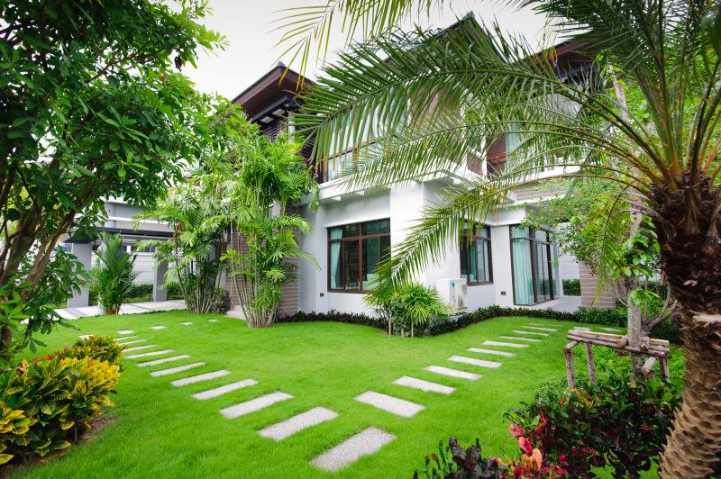 花园里的现代住宅