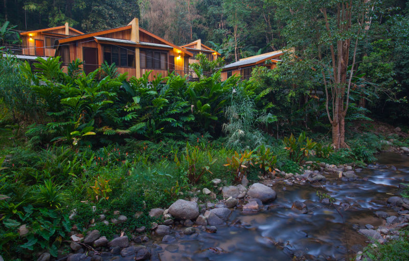 山林瀑布旁的避暑别墅