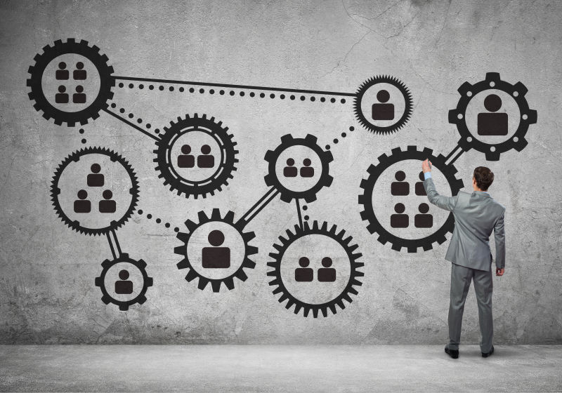 商人在墙上描绘人才招聘计划