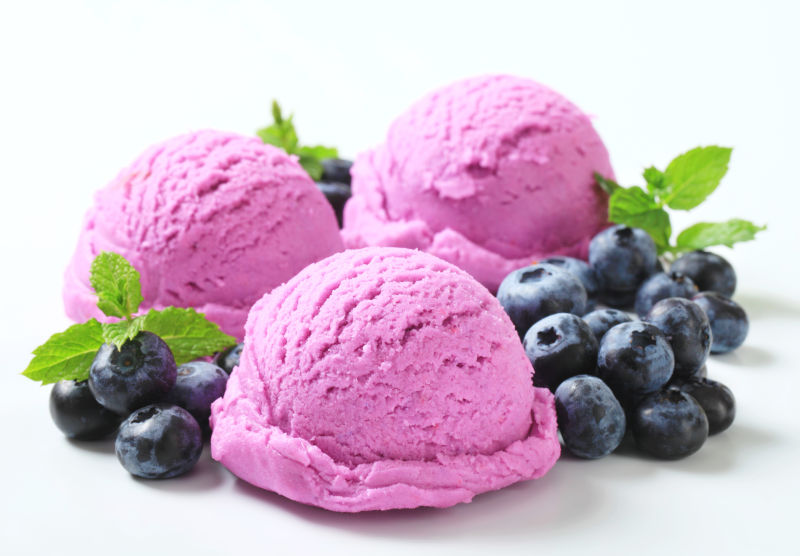 紫色冰淇淋与蓝莓