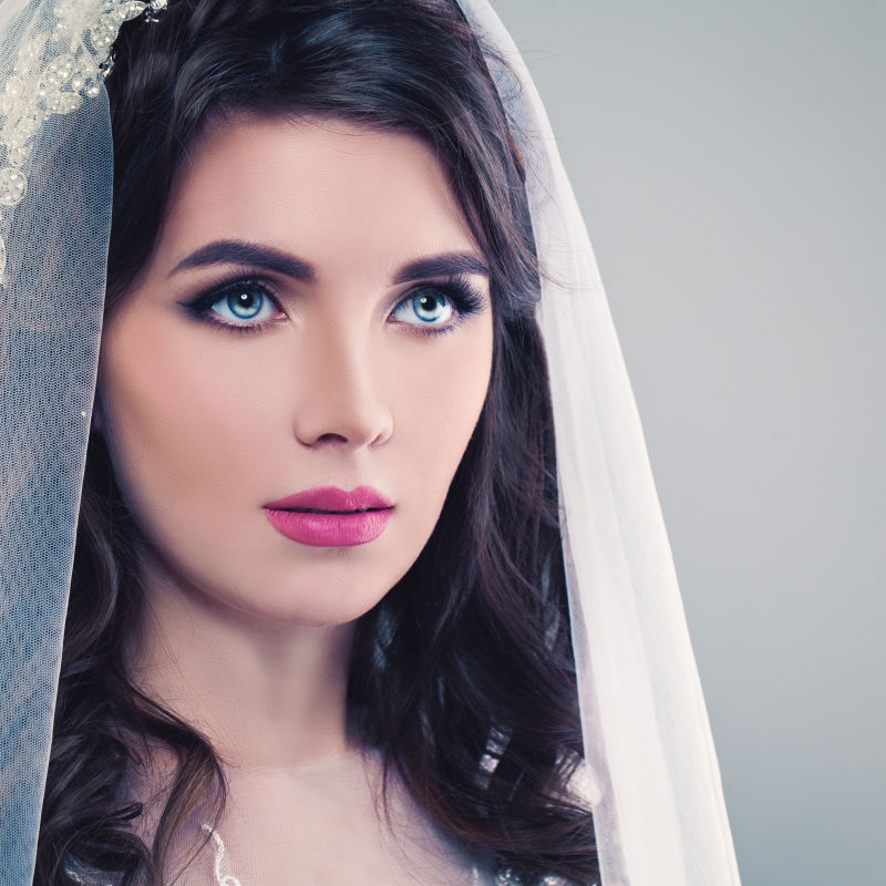 美丽新娘戴头纱