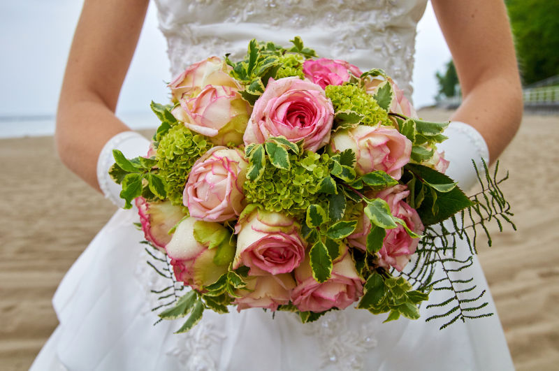 新娘手里的粉色玫瑰花束