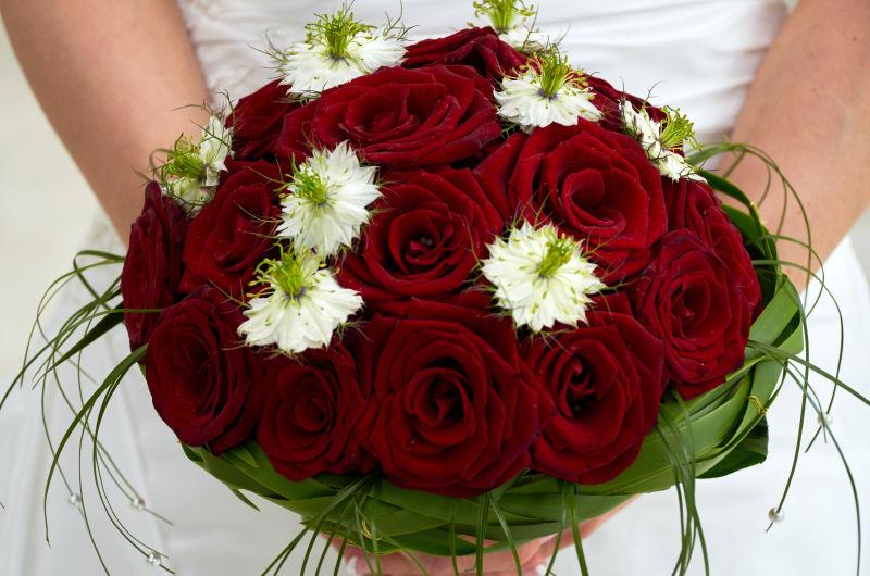 新娘手里的玫瑰手捧花