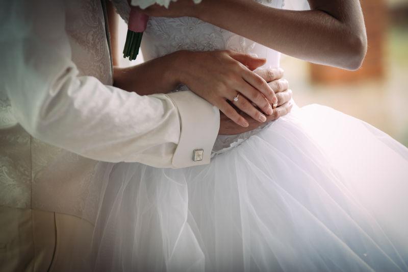 新郎挽着美丽的新娘