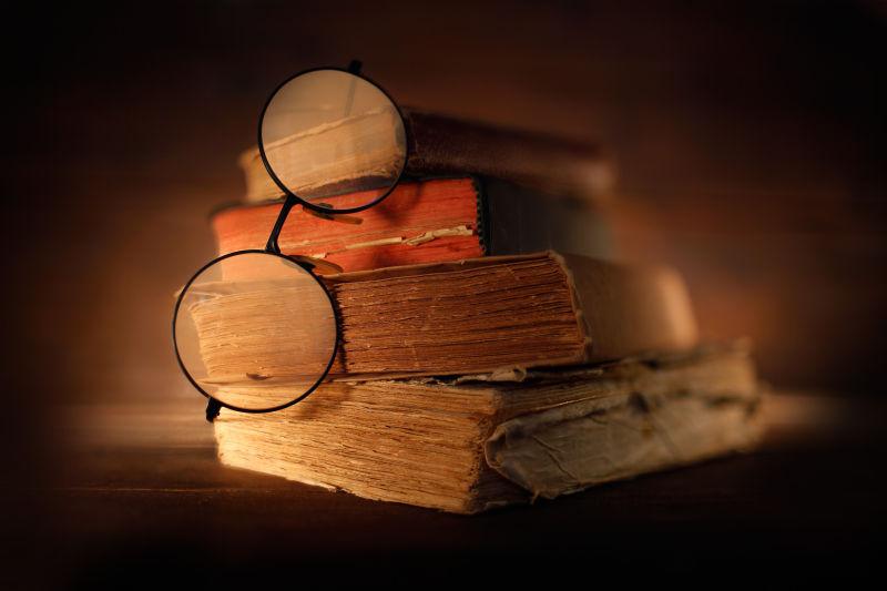 古老书籍和眼镜